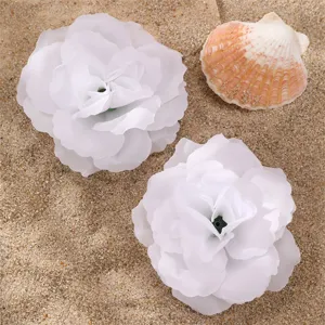 Détail d'accessoire de cheveux fleur en tissu blanc, joli design doux pour femmes.