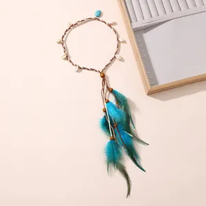 Bandeau de plumes style bohème avec perles turquoise et coquillages tressés pour festivals.