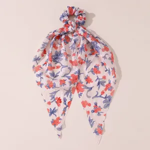 Λεπτομέρεια scrunchie σιφόν με λουλούδια, ροζ ύφασμα με κόκκινο και μπλε print.
