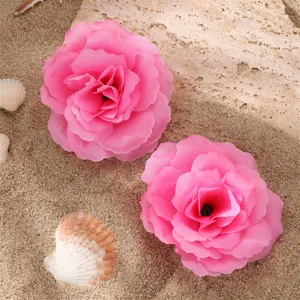 Accessoire de pince à cheveux en tissu artificiel rose vue détaillée avec pétales multicouches.