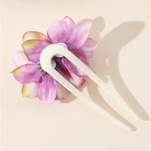 Vista dettagliata della forcina per capelli a U con fiore rosa, delicato accessorio floreale.