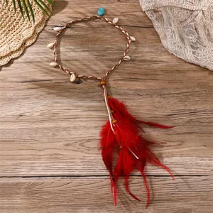 Gros plan détail de l'accessoire de cheveux bohème à plumes avec corde et coquillages.