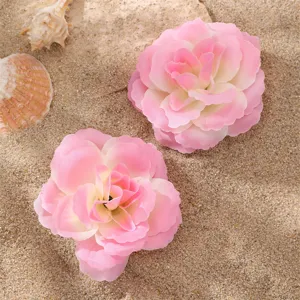 Détail de pince à cheveux fleur artificielle rose dégradé, style doux pour femmes.