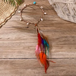 Détail en gros plan du bandeau de plumes bohème avec des coquillages et des plumes colorées.