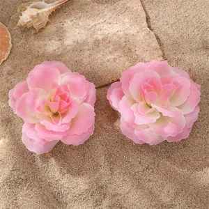 Détail de pince à cheveux fleur artificielle dégradé rose, barrette douce pour femmes gros plan.