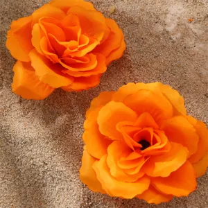 Accessoire de cheveux fleur de rose en tissu orange vue détaillée, design floral vibrant.