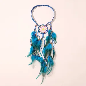 Vue detaillee du headband plume attrape reves bleu avec perles de style boheme ethnique.