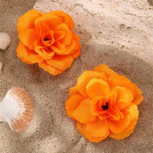 Détail de pince à cheveux fleur de rose en tissu orange, ensemble d'accessoires de style doux.