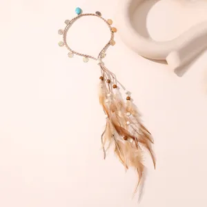 Bandeau à plumes bohème avec pièces et perles turquoise pour coiffure de festival ethnique.