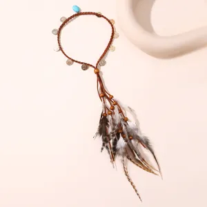 Bandeau de cheveux bohème en plumes avec corde tressée et breloques pièces pour femmes.