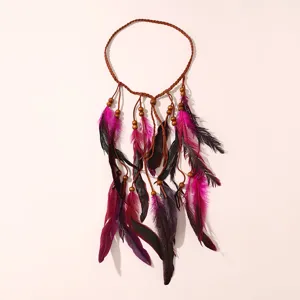 Bandeau de cheveux bohème en plumes avec perles en bois et dégradé violet vacances.