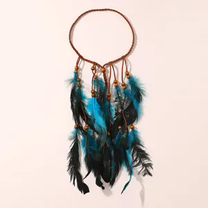 Détail de bandeau de plume bohème ethnique avec cordon tressé marron et plumes turquoises.