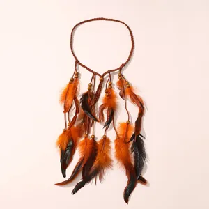 Vue detaillee du bandeau a plumes boheme, style ethnique avec corde tressee et perles.