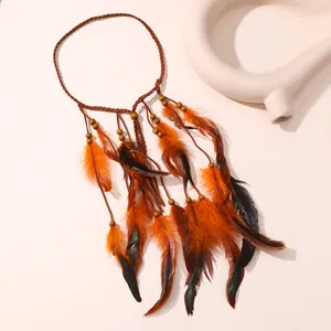 Détail de bandeau en plumes bohème, cordon tressé marron avec plumes colorées et perles.