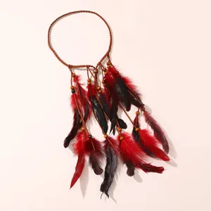 Détail de bandeau à plumes bohème avec cordelette tressée, perles de bois et plumes rouge noir.