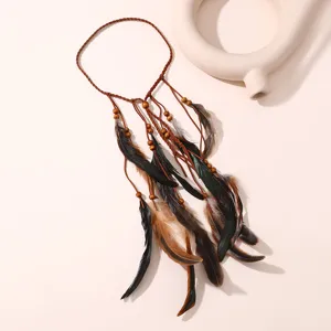Détail de bandeau plume bohème, corde tressée avec des perles en bois et pendentifs de plumes.