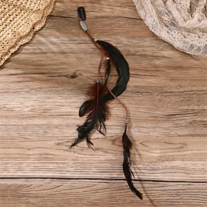 Pince à cheveux plume bohème avec cordon en cuir et perles, vue de détail style ethnique accessoires.