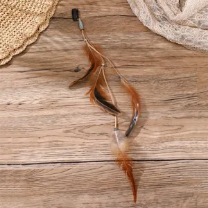 Vue detaillee de la pince a cheveux plume boheme avec perles et plumes marron pour un style unique.