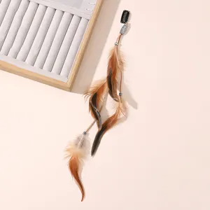 Vue de détail barrette cheveux plume bohème, accessoire capillaire naturel pour femme.