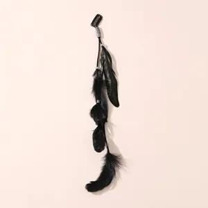Pince à cheveux plume noire bohème avec perles métalliques, accessoire ethnique pour cheveux.