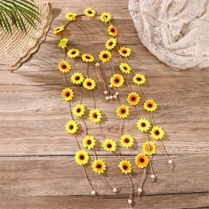 Vue de détail du serre-tête tressé tournesol bohème avec glands de perles et de fleurs.