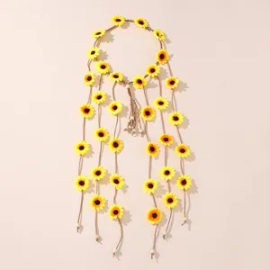 Détail de bandeau bohème tressé de tournesol avec fleurs suspendues pour voyage