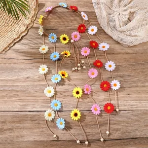 Bandeau floral bohème avec marguerites multicolores et perles en bois pour beaux cheveux.