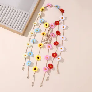 Vue détaillée du bandeau floral bohème avec des marguerites colorées et perles suspendues.