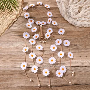Détail de coiffe florale marguerite bohème avec cordon tressé complexe et perles en bois.