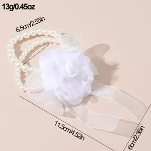 Dettaglio corsage da polso con fiore artificiale bianco, perle e nastro fiocco.
