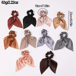 Détails des chouchous en satin avec rubans courts, texture lisse et jolies couleurs.