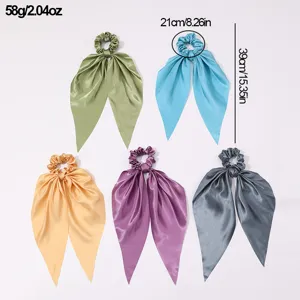 Vue détaillée de 5 chouchous en satin vibrants avec de longs rubans dans des teintes chics.
