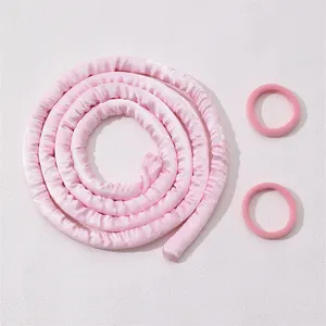 Kit de boucleur sans chaleur en satin avec deux chouchous roses assortis pour un coiffage doux.