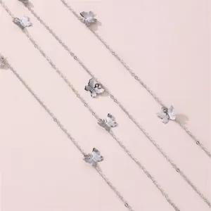 Silberne Metallketten mit Schmetterlingsanhängern, stilvolles Accessoire für Haare.