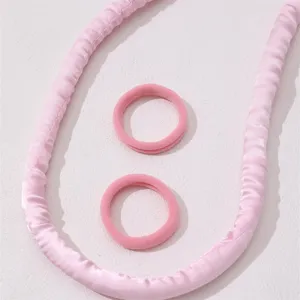 Vue détaillée du ruban à boucler sans chaleur en satin rose avec deux élastiques doux.