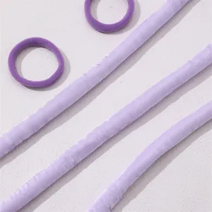Vue de détail de bigoudis sans chaleur en satin violet et chouchous doux.