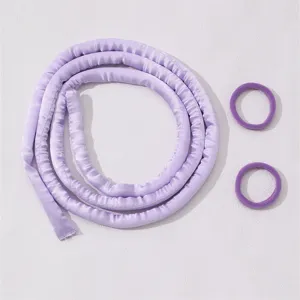 Fer à friser sans chaleur en satin violet avec deux chouchous pour coiffer les cheveux longs.