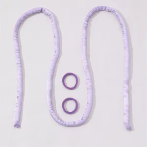 Detail de fer a friser sans chaleur, rouleau cheveux longs satin violet avec chouchous doux.