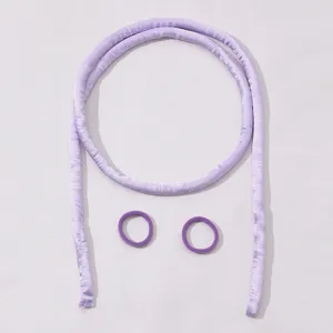 Set de boucleur sans chaleur en satin mauve clair avec deux chouchous assortis pour coiffer.