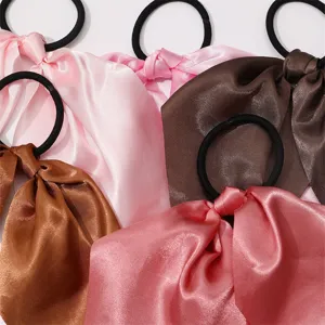 Chouchous de cheveux en satin style français avec rubans courts, accessoire uni élégant détail.