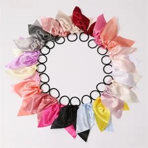 Gros plan detail de chouchous en satin colores avec rubans courts arranges pour les femmes.