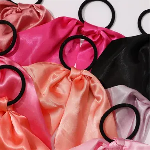 Chouchou en satin avec long ruban, accessoire de cheveux élégant style français chic.