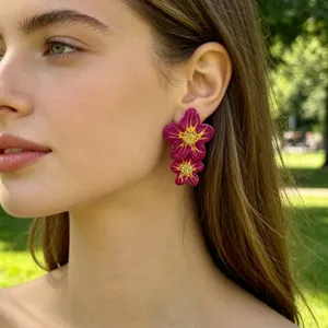 Magnifiques boucles d'oreilles pendantes fleurs doubles magenta et dorées élégantes.