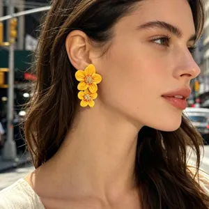 Boucles d'oreilles pendantes double fleur jaune chic, design unique élégant pour la mode femme.
