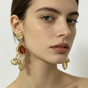 Chic pendientes colgantes de concha estilo vacaciones de verano, elegante diseño de metal dorado.