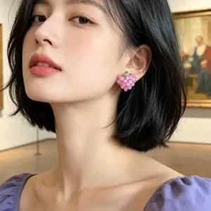 Vue détaillée de boucles d'oreilles grappe de raisin rose, accessoire esthétique mignon d'été