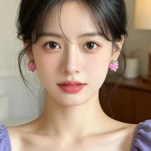 Gros plan détaillé de boucles d'oreilles grappe de raisin rose, style doux et fin.