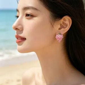 Vue détaillée exquise de boucles d'oreilles puces grappe de raisin rose, style doux chic.