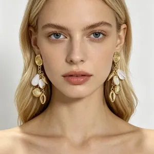 Pendientes colgantes de concha dorada mujer moda verano playa vacaciones joya elegante.