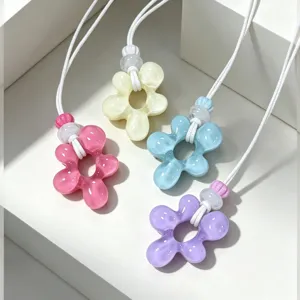Collier Tissé en Fleur de Résine Style Resort Pendentif Dopamine Irrégulier Collier Mode Bijoux de Plage Cadeau Pour Femmes